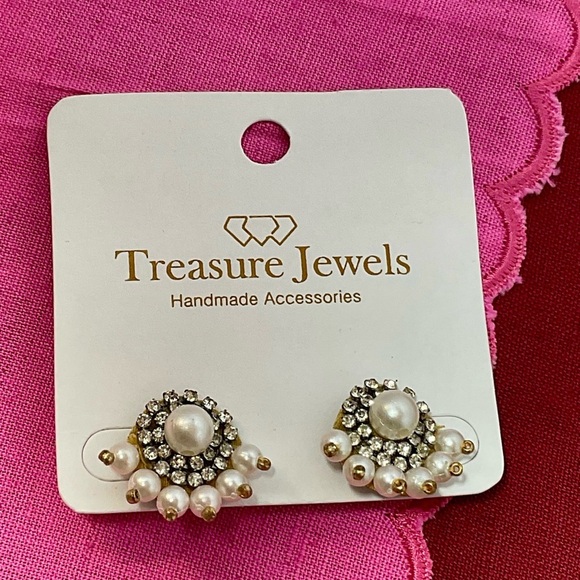 Gold and White Fan Design Earrings with Sparkling Crystals - Picture 7 of 9